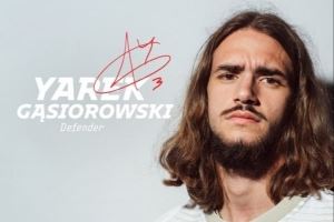 980万欧！埃因霍温官方：从瓦伦签下20岁波兰中卫加西奥罗夫斯基