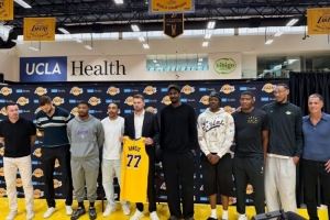 湖人为东契奇举办续约新闻发布会 艾顿斯玛特文森特范德彪等出席