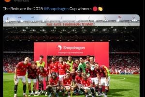 好的开始！曼联官方社媒晒全队与骁龙杯冠军奖杯合影