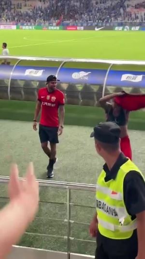 太过分了！球迷赛后向海港球员要球衣，被申花球迷暴力推搡