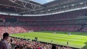 社区盾杯赛前为若塔默哀，因少数水晶宫球迷发出噪音被迫提前中断