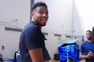 字母哥：我中距离联盟第2&我、德罗赞、KD、布克、还有一个我忘了