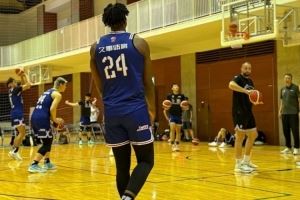 媒体人：对阵日本横滨卓越 怀特塞德身穿上海男篮24号球衣亮相