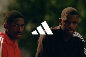 登贝莱与阿迪达斯合作拍摄宣传片，与少年一起踢球