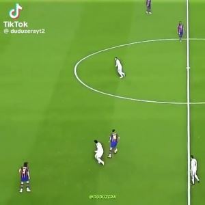 布斯克茨转身，巴萨由守转攻