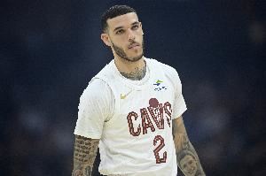 手感确实还不行！大球首节三分4中0没有得分 拿4篮板3助攻