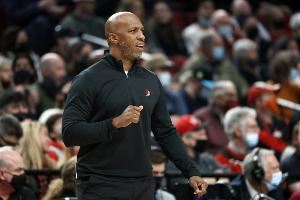 教练生涯完了？比卢普斯今年4月才和开拓者续约了多年合同