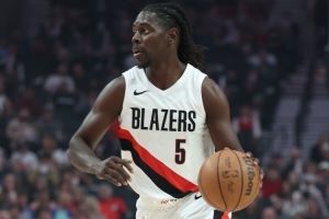 外线没打开手感！朱-霍勒迪15中5拿14分6板7助3断 三分7中1