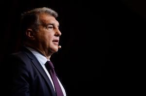 世体：拉波尔塔周一中午现身巴萨基地，待了20分钟后离开