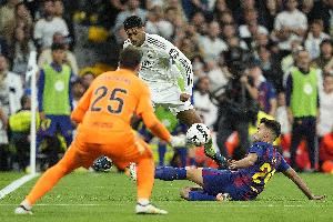 世体：西甲规则只有巴萨球员手球才是点球，皇马手球就是被动手球