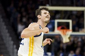 科尔：波斯特是比赛焦点 他毫无畏惧进关键球防守很棒为他高兴