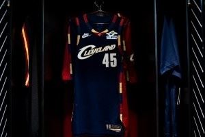 经典回归!骑士队今日主场比赛将上身的这款经典球衣!