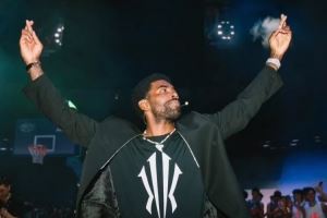 欧文资助美国当地14所学校篮球项目 为学生运动员提供全套装备