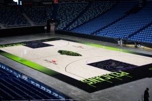 鹈鹕搭配城市版球衣的主场地板涂装!“水鸟”也变凶狠了!